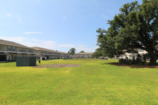 Building Photo - Spacious 3-Bed, 2.5-Bath Townhome Steps from Blue Wahoos Stadium & Palafox Street with Upgraded K...