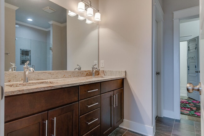 Building Photo - 1407 Pillow St