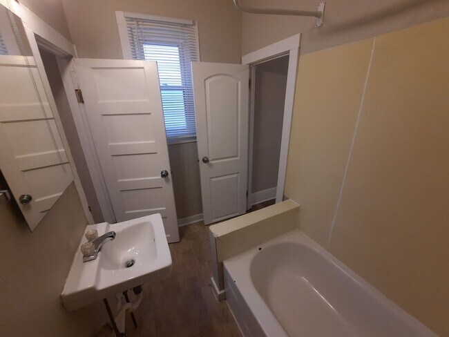 Building Photo - 3 Bedroom, 1 Bathroom Home with additional office/den space and fenced yard!