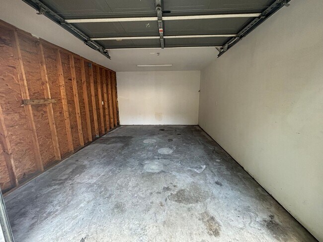 Building Photo - 3 Bed 3 Bath Garage Apartment Home
