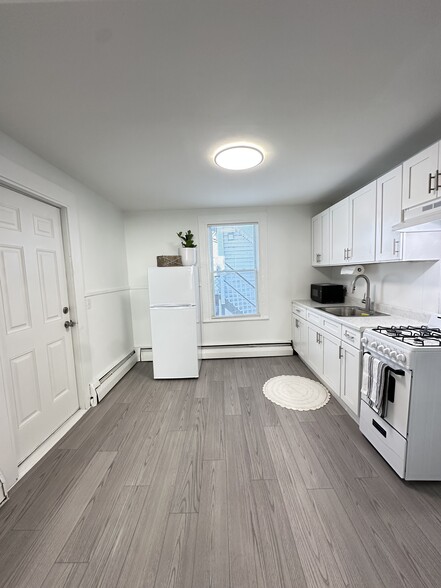 Building Photo - 176 Pearl St