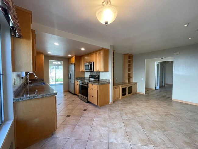 Building Photo - Recently Remodeled 4 Bedroom 2 Bath Single...