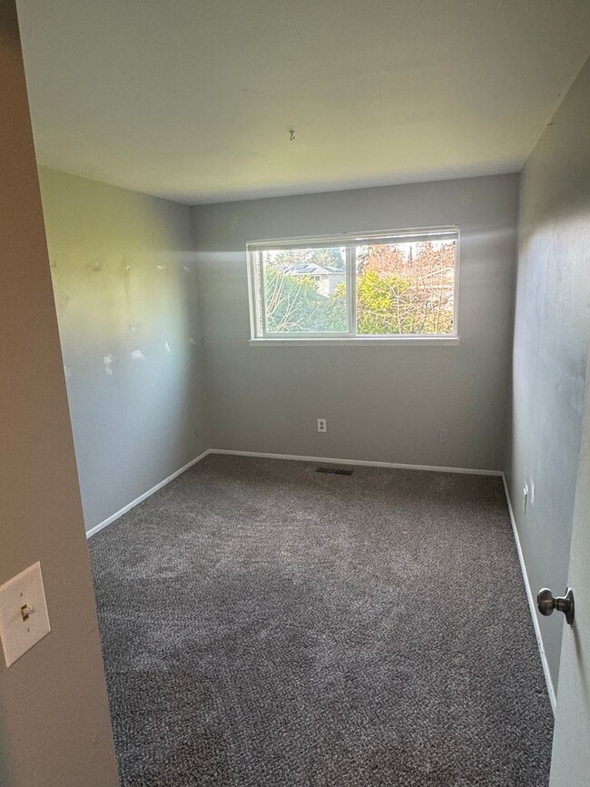 Building Photo - Spacious 4 Bedroom 2.5 Bath with Fresh Pai...