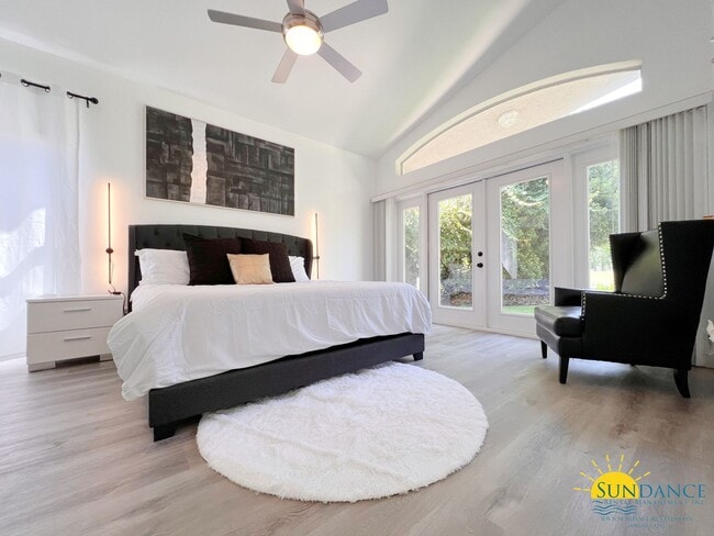 Building Photo - Custom Furnished 4 bed 3.5 bath in Emerald Bay!