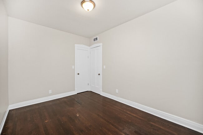 Building Photo - 4146 W Cornelia Ave