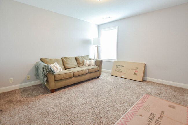 Building Photo - Pet Friendly Four Bedroom!