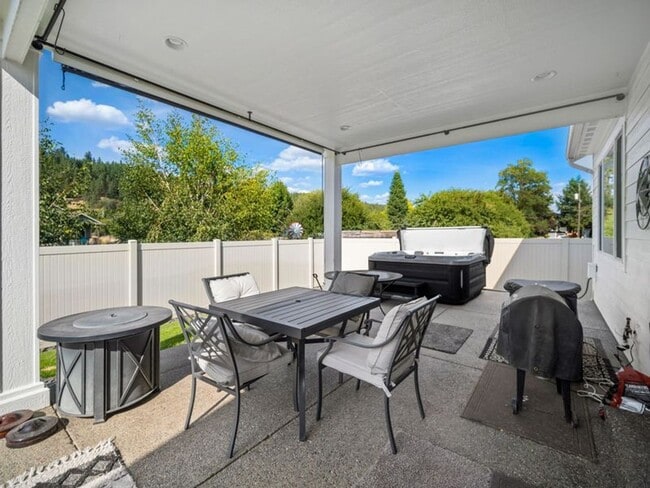Building Photo - Fully Furnished Luxury 3-Bed, 2-Bath Home ...