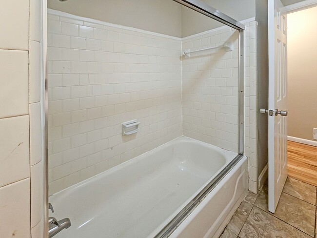 Building Photo - Spacious 4 Bedroom Home Near University Av...
