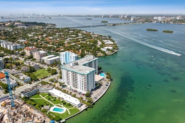 Building Photo - 10350 W Bay Harbor Dr