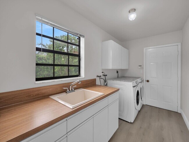 Building Photo - 1598 SW 19th St