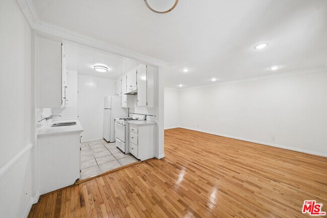 Building Photo - 1206 Hayworth Ave