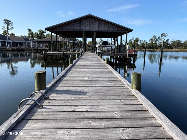 Building Photo - 816 W 8th St Cir