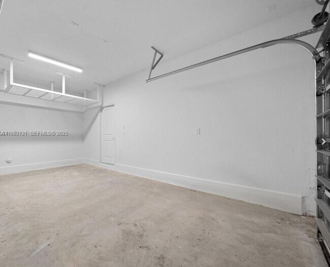 Building Photo - 701 SE 14th Ct