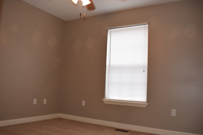 Building Photo - Large 2 story 3 bedroom 2 bathroom!