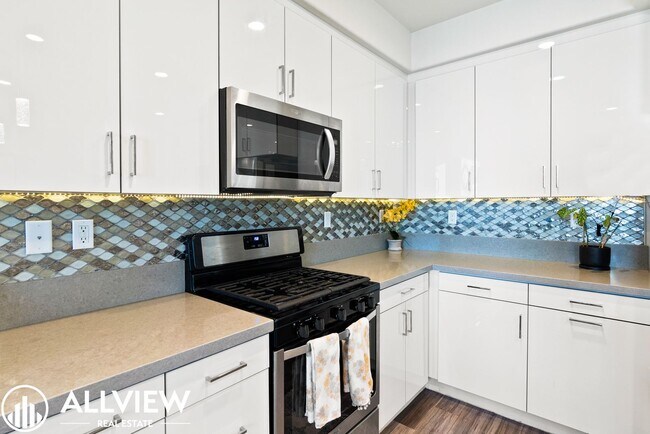 Building Photo - Bright & Upgraded 2 bedroom Anaheim Townhome in Prime Location!