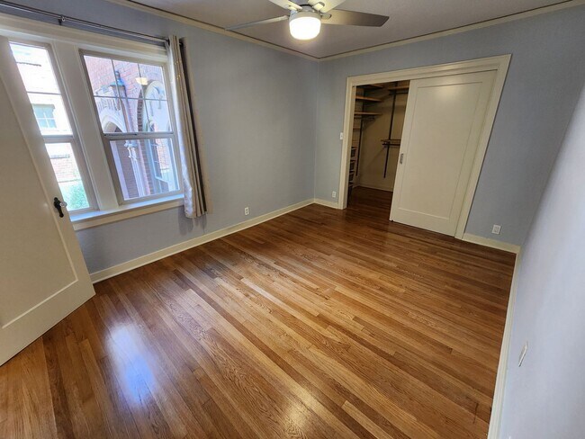 Building Photo - Queen's Court | A/C + Den | Renovated Kitc...