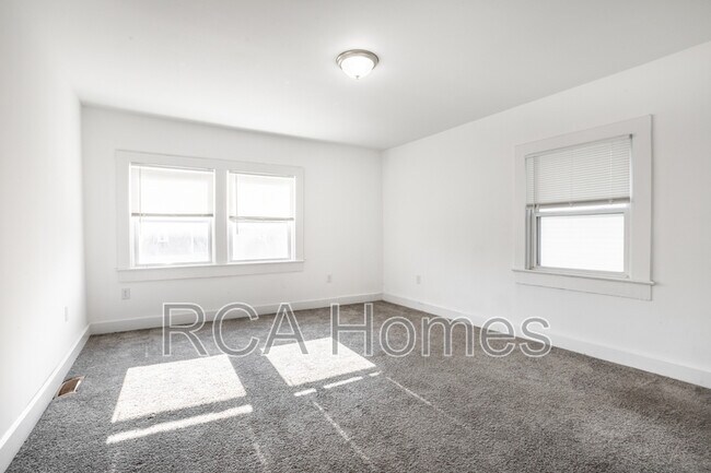Building Photo - 2960 N Park Ave