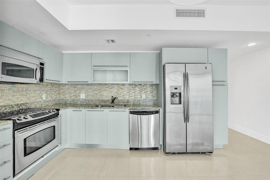 Building Photo - 950 Brickell Bay Dr