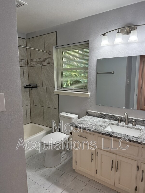 Building Photo - 3601 Oakwood Dr