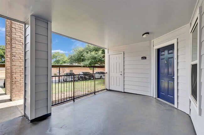 Building Photo - 1088 Park Plaza Dr
