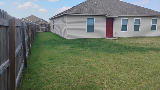 Building Photo - 1701 Forest Dr