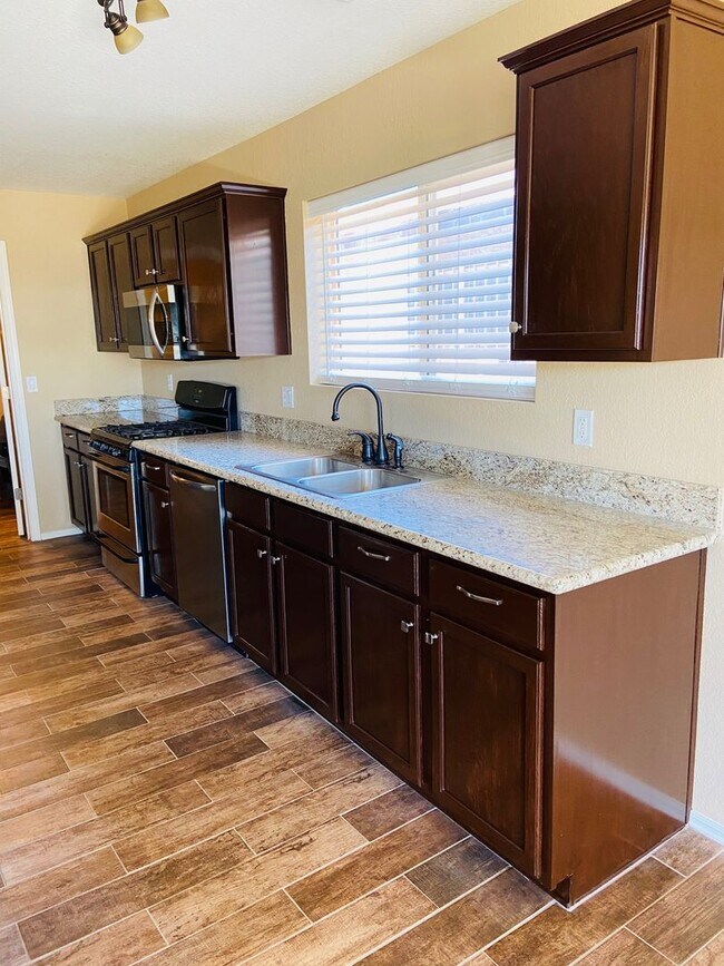 Building Photo - 5 bedroom 3 bath Remolded home Ready to move in!