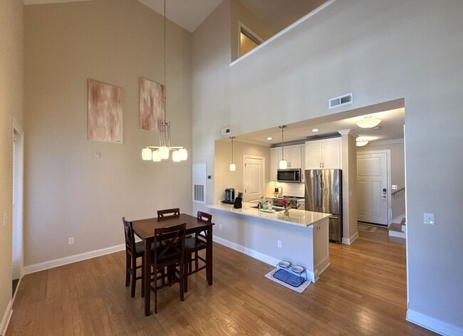Building Photo - Fantastic Condo in South End!