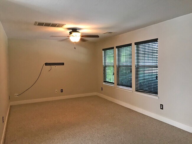 Building Photo - 26885 Kings Park Hollow Dr