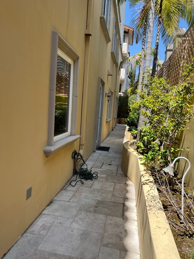 Building Photo - 1540 S Bentley Ave