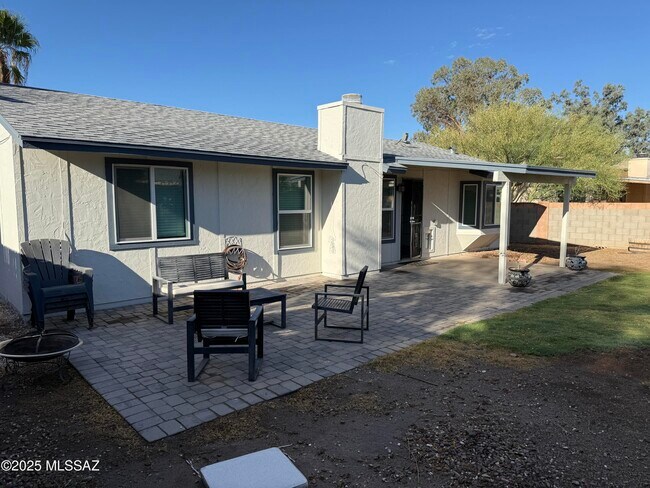 Building Photo - 2560 W Tenbrook Way