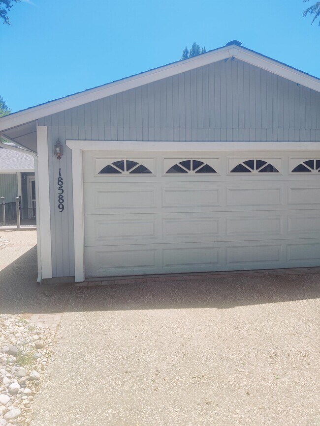 Building Photo - 18589 Lake Forest Dr