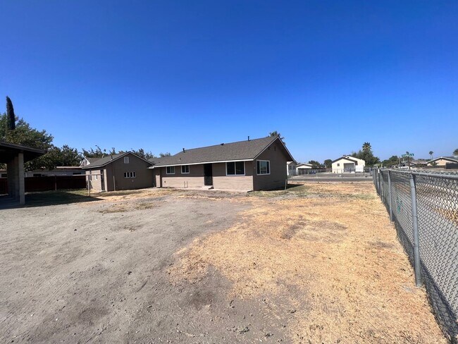 Building Photo - Beautiful home. Apply today!