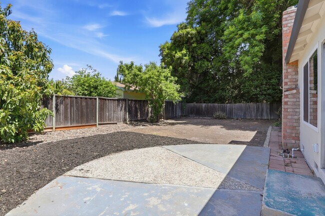 Building Photo - Beautifully Remodeled Property