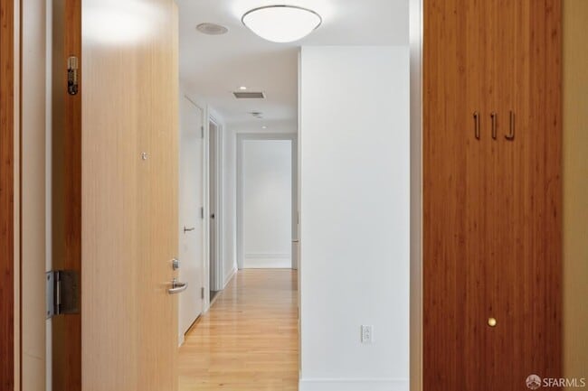 Building Photo - 301 Mission St