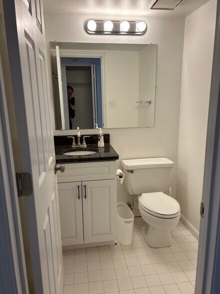 Main level 1/2 bath - 5851 Prince George Ct