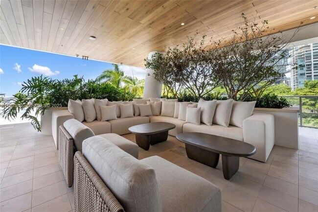 Building Photo - 2678 Tigertail Ave