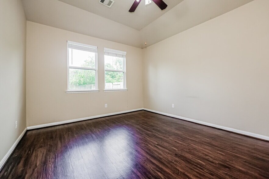 Building Photo - 23703 Maple View Dr