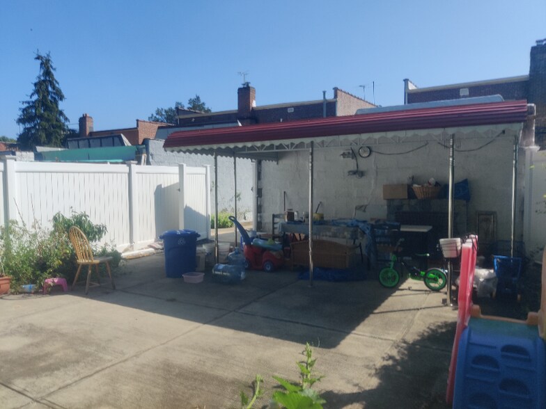 Primary Photo - 67-42 Selfridge St