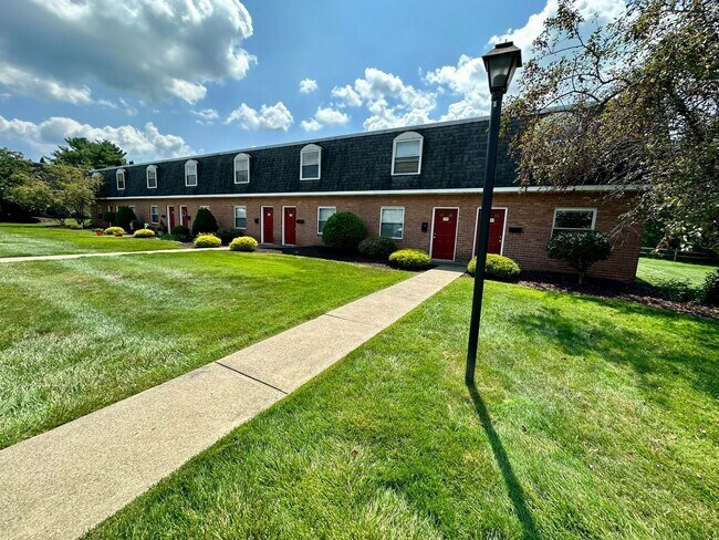Building Photo - Amazing Two Bedroom Townhouse in Zelienople! Washer & Dryer Hook-Ups! Call Today!