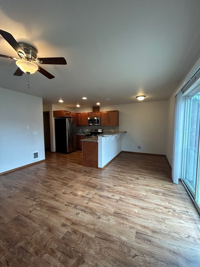 Building Photo - Spacious 3 Bedroom 2.5 Bath Duplex in Post Falls