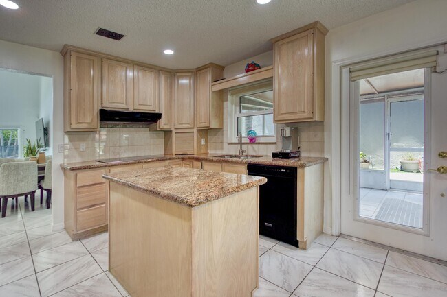 Building Photo - 10341 Buena Ventura Dr