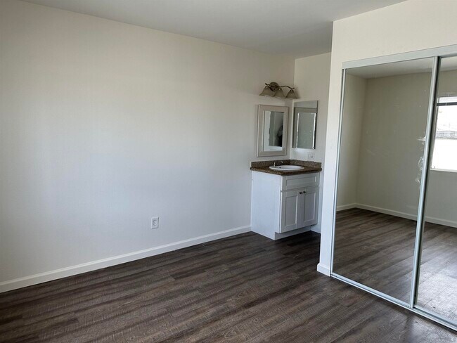 Building Photo - 3844 Swift Ave