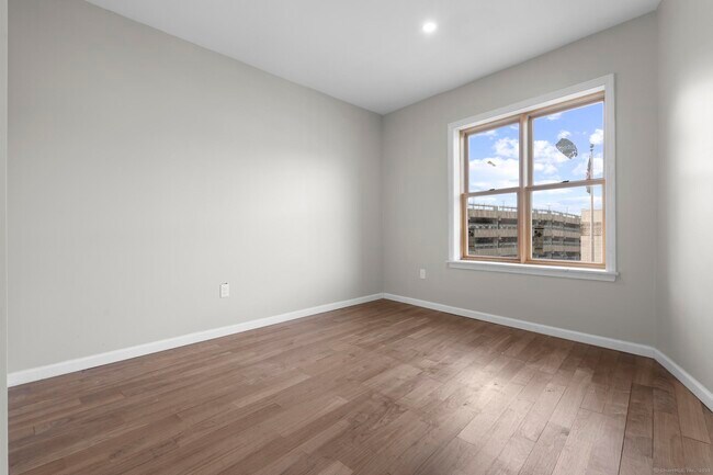 Building Photo - 140 Grand St