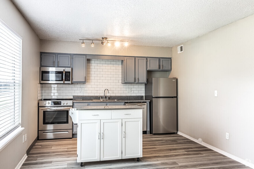 2BR, 2BA - 800SF - Pheasant Run Apartments
