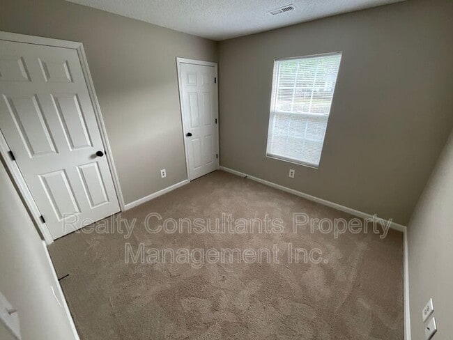 Building Photo - 2711 Ingleside Dr