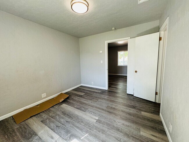 Building Photo - Coming Soon! Cute Two Bed, Two Bath Countr...