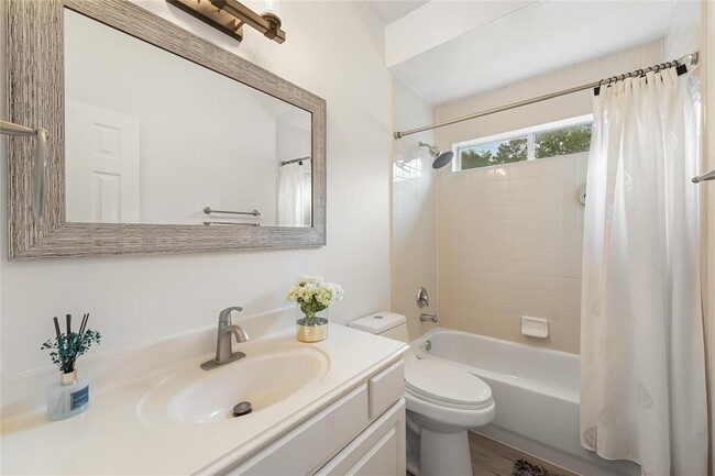 Building Photo - 16218 Woodbend Oaks Dr