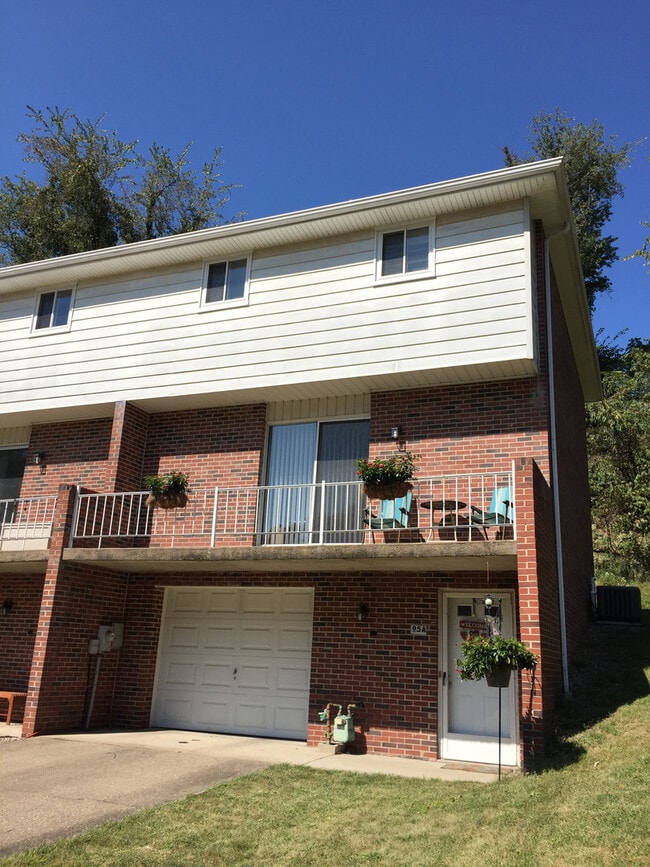 Primary Photo - 2 Bedroom Shaler Townhouse with Garage