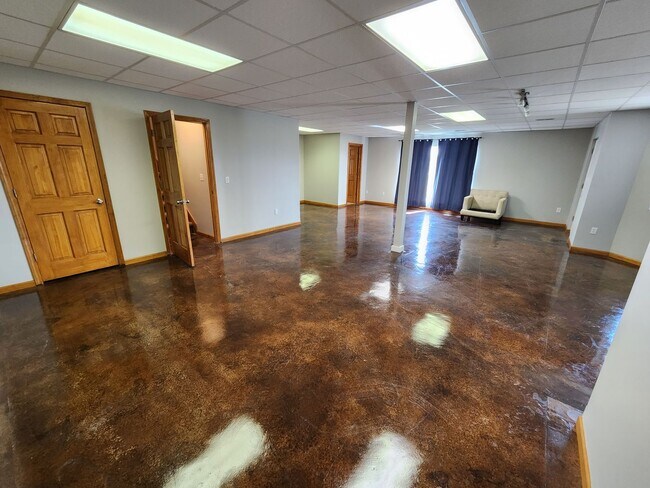 Building Photo - New price! Enjoy country living and seclus...