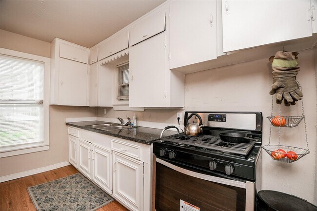 Building Photo - 5221 Darling St